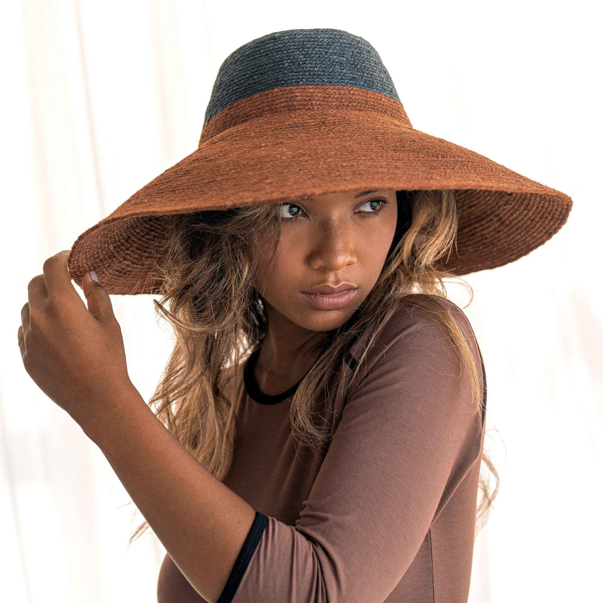 RIRI DUO jute handwoven straw hat in burnt sienna and black